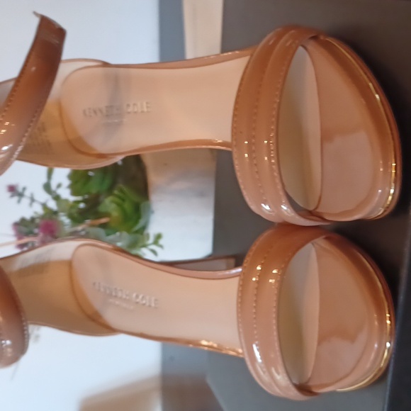 Kenneth Cole sz 8 Beige gold trim sole 4 inch open toe Ankle Strap Heel - Picture 3 of 10